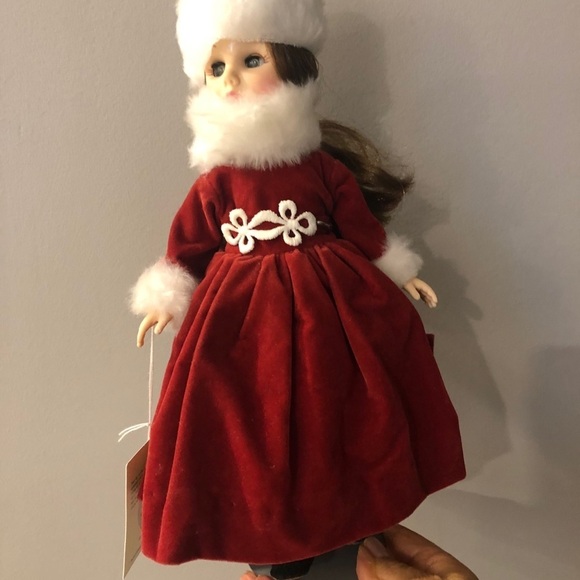 Effanbee Dolls From Countries - Picture 4 of 16